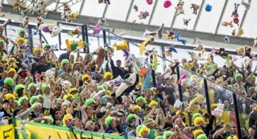 i-peluche-tirati-dai-tifosi-del-den-haag-735x400